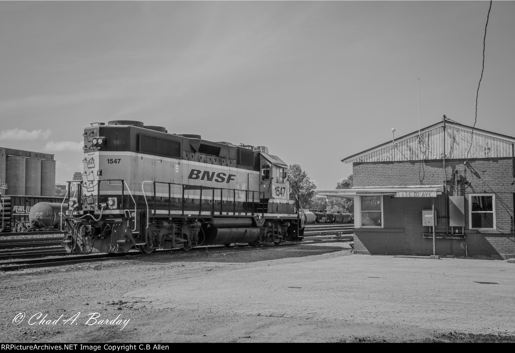 BNSF 1547, B&W, LOW PROFILE